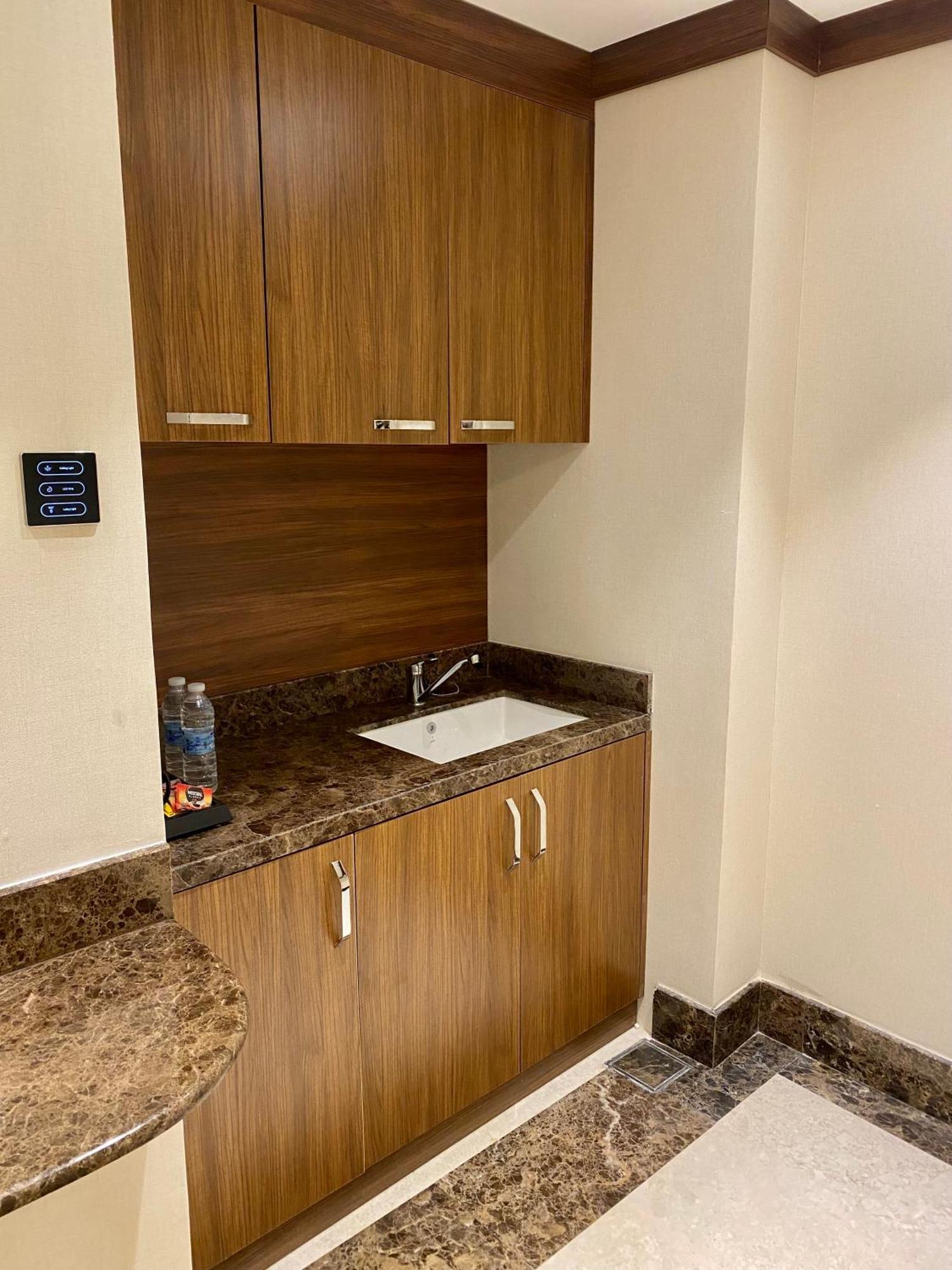 Royal Vista Hotel عبري المظهر الخارجي الصورة
